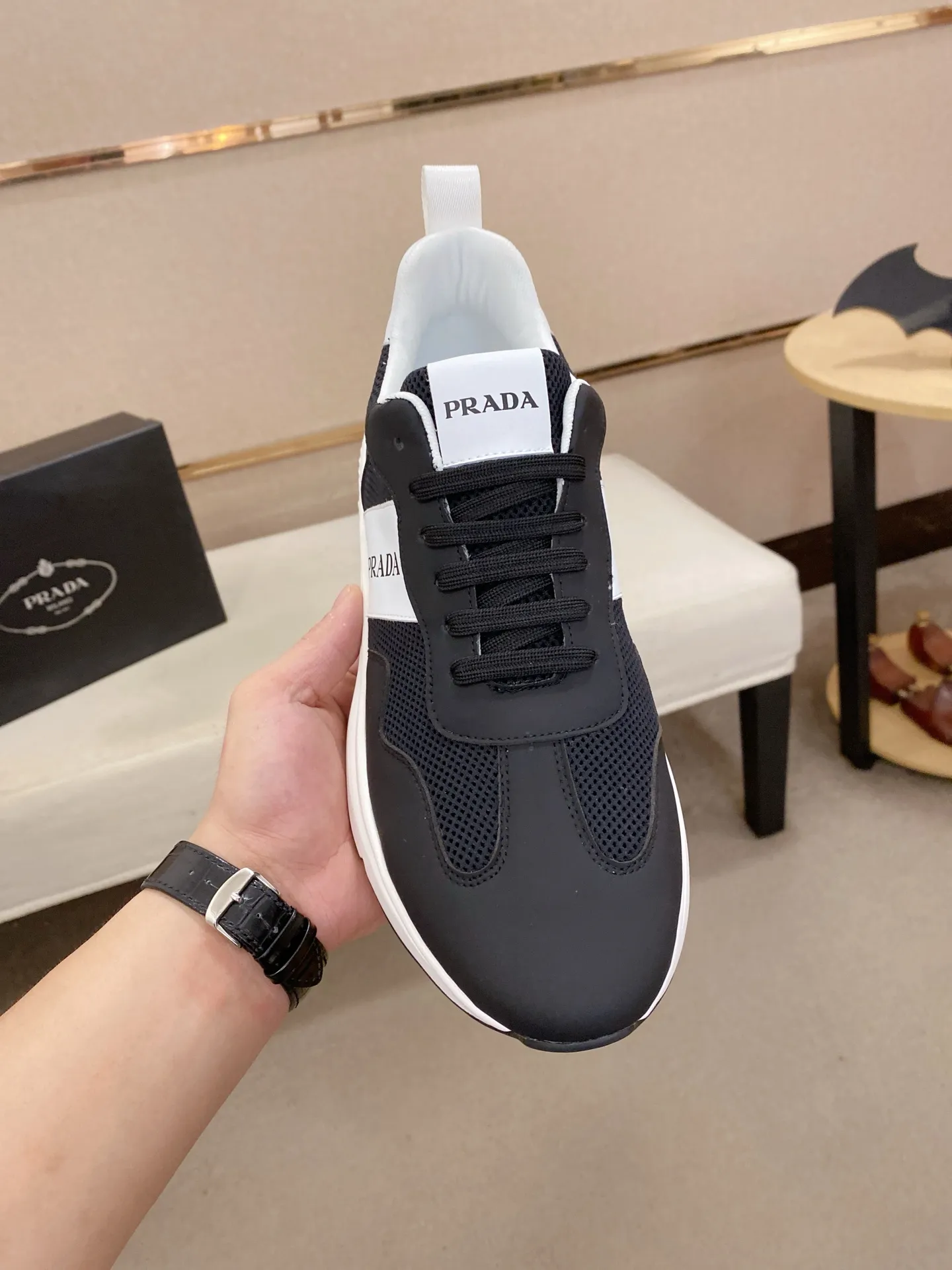 Men's shoes 💰 442💰 ✔️✔️✔️The new PRADA (Prada) counters are launched simultaneously. The new men's shoes and 😘fabrics are made of selected cowhide and waterproof and breathable fabrics. Lining: Breathable mesh lining. 👍🏿 High-end ☄️ air-cushion molded anti-slip rubber outsole, exquisite lines, simple and elegant, comfortable and high-end for leisure travel. Code number: 38 to 44 (45 can be customized and cannot be returned or exchanged)